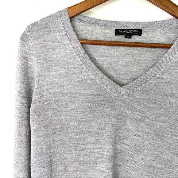 Banana Republic sweater with v-neck and long  sleeves in 💯 merino wool - Picture 3 of 10